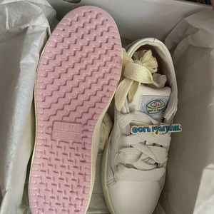 Gold ale Fluer x Converse sneakers!